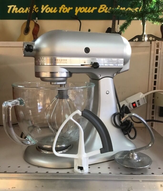 KitchenAid Deluxe Edition 5qts 325watts Very Nice w/ 3 attachments
