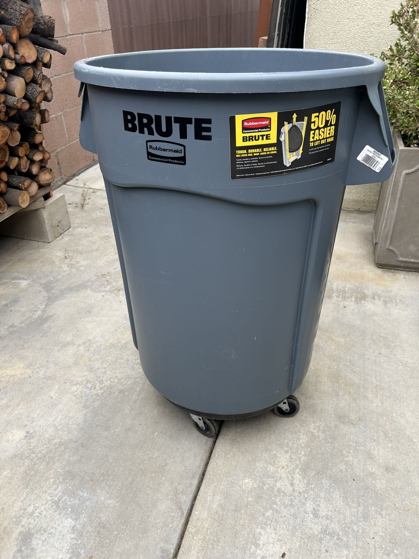44GALLON BRUTE RUBBERMAID TRASHCAN