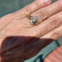 Women’s Gold Diamond Ring 