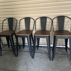 4 Bar Stool Chairs Can Be Used With A Table 