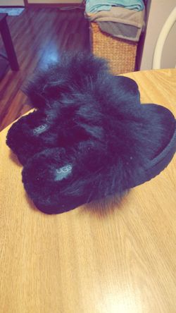 BRAND NEW. NEVER WORN SZ 7 UGG SLIPPERS