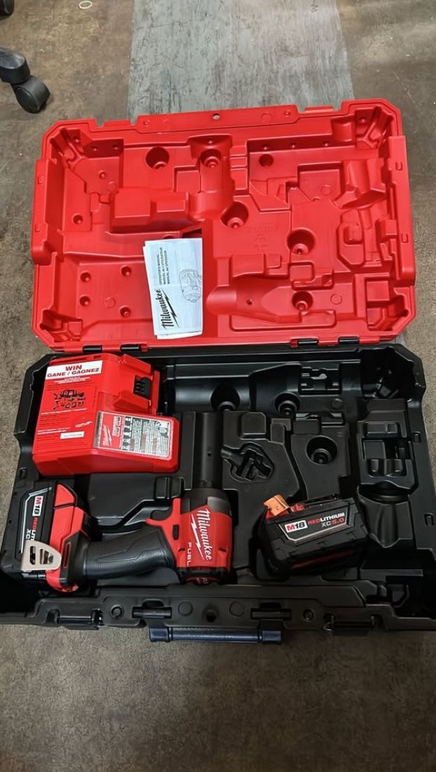 Milwaukee M18 FUEL 18V Lithium-Ion Brushless Cordless 1/4 in. Hex Impact Driver Kit