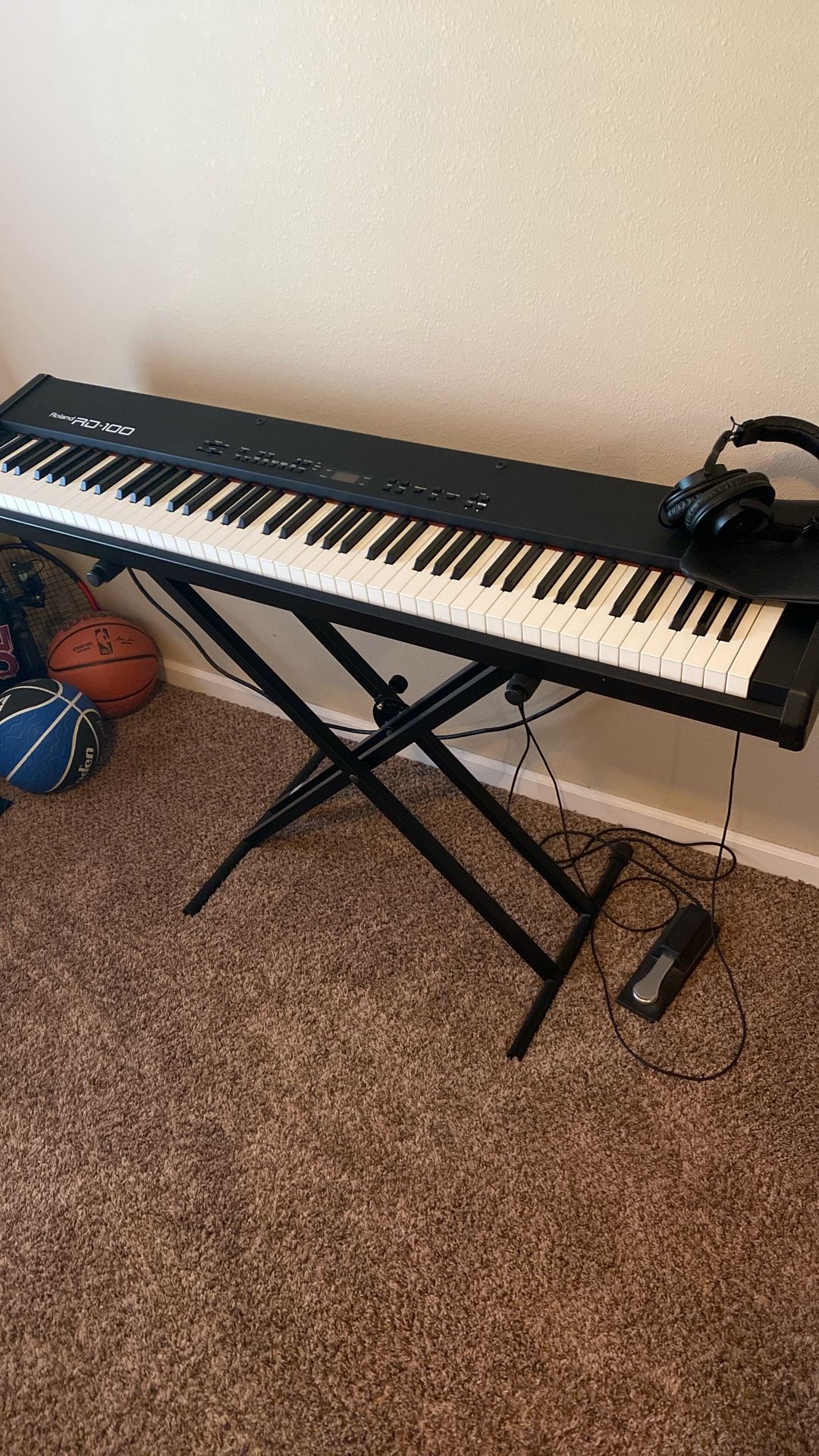 RD-100 ROLAND DIGITAL KEYBOARD And AUDIO TECHNICA HEADPHONES