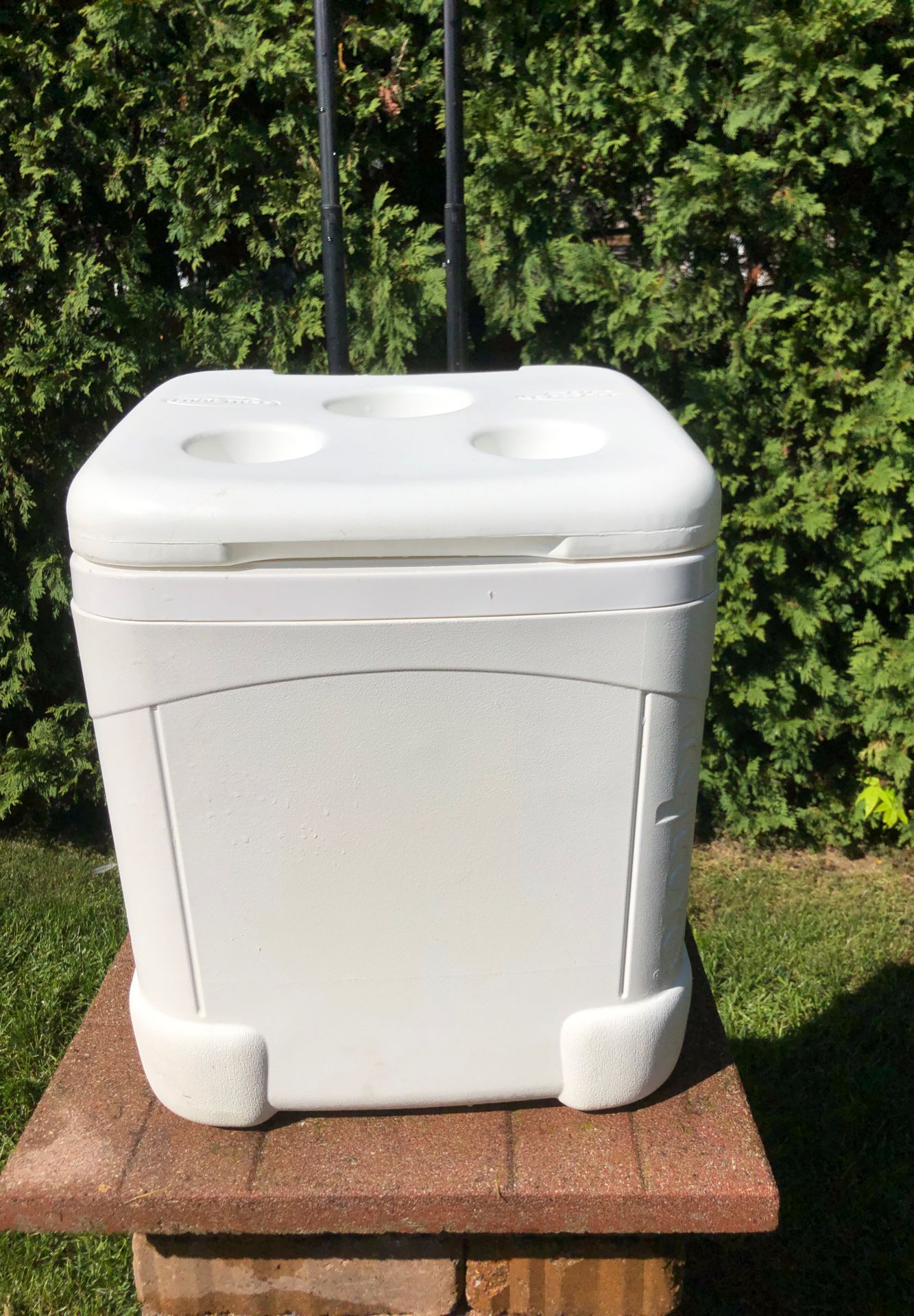 Large igloo cooler chest on wheels