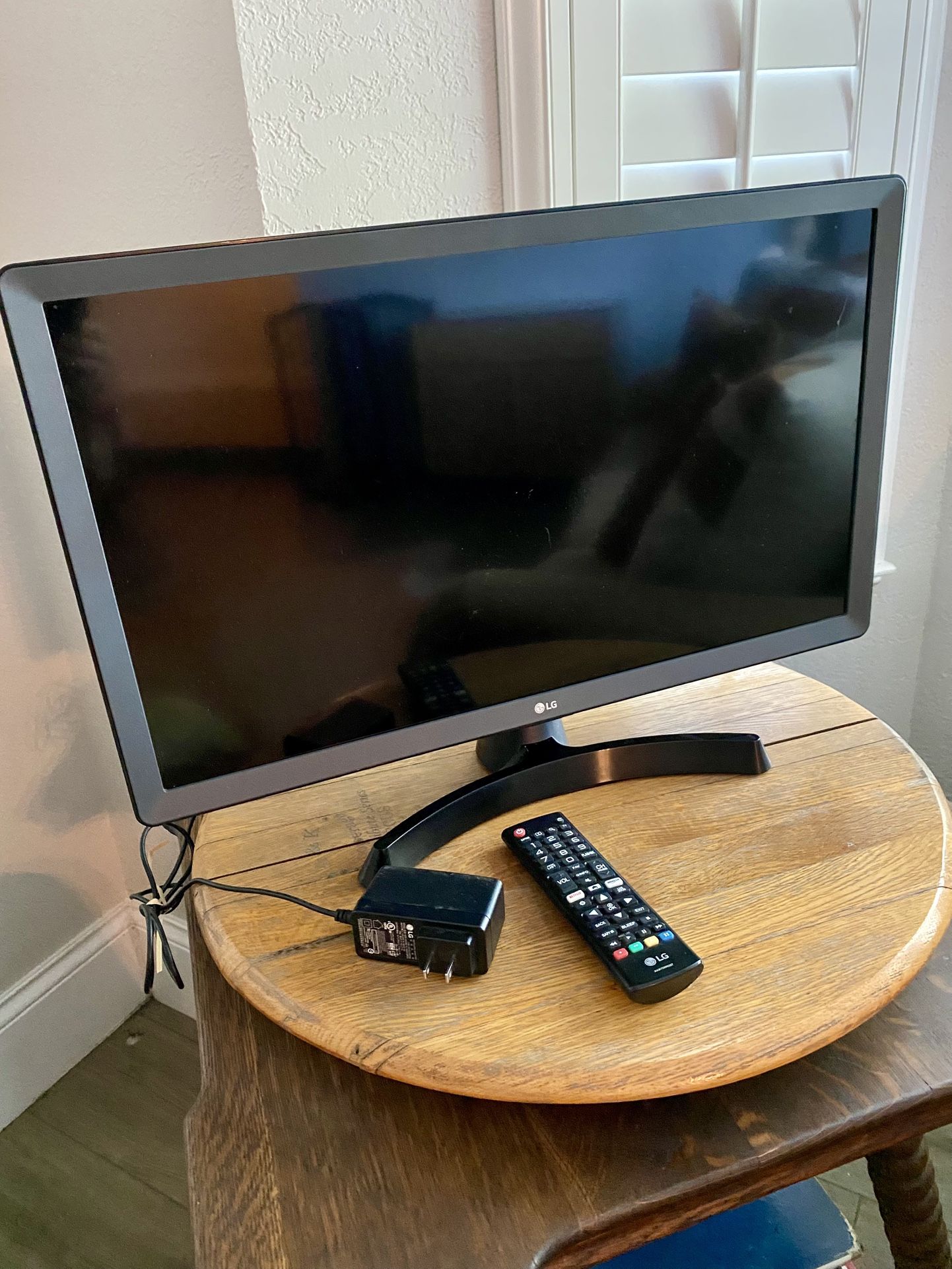 Small 22” TV With Stand and Remote (LG24LM530S-PU)