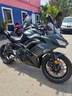 2025 Kawasaki Ninja  650cc abs
