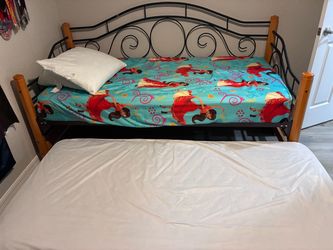 Daybed with trundle