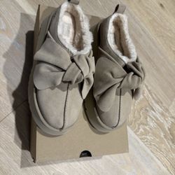 Ugg Platform Slip-on Bow Size 7 Sand color