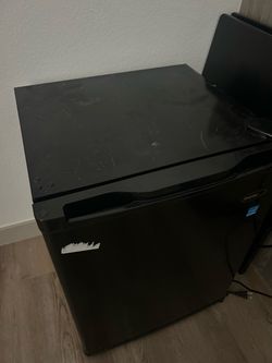 WORKING & COLD Mini Fridge