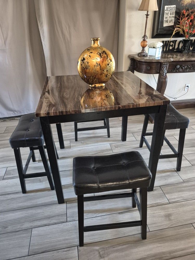 Beautiful High Table W/4 Bar Stools Exelent Condition