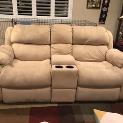 Reclining Loveseat With Center Storage & Cup Holders