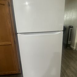 LG Top Freezer Refrigerator 20CU Ft. pick up El Monte . Cash only . Only used few days .