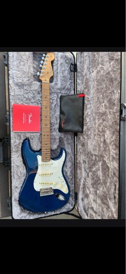 2020 Fender American Ultra Stratocaster – Cobra Blue / Maple – USA – Original Hard Case
