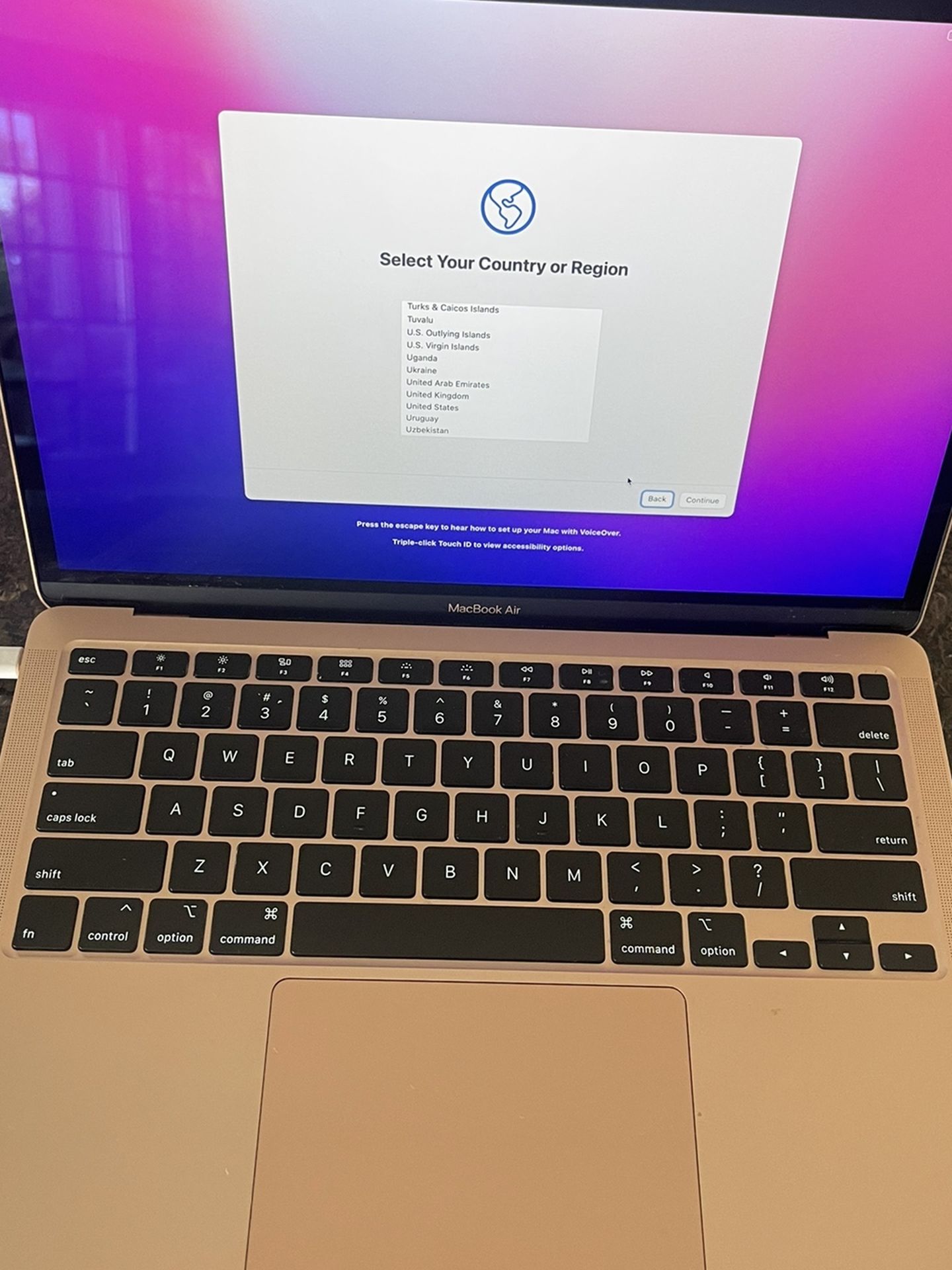 2020 Macbook Air 1.1Ghz 8GB 256GB Gold (small screen damage)