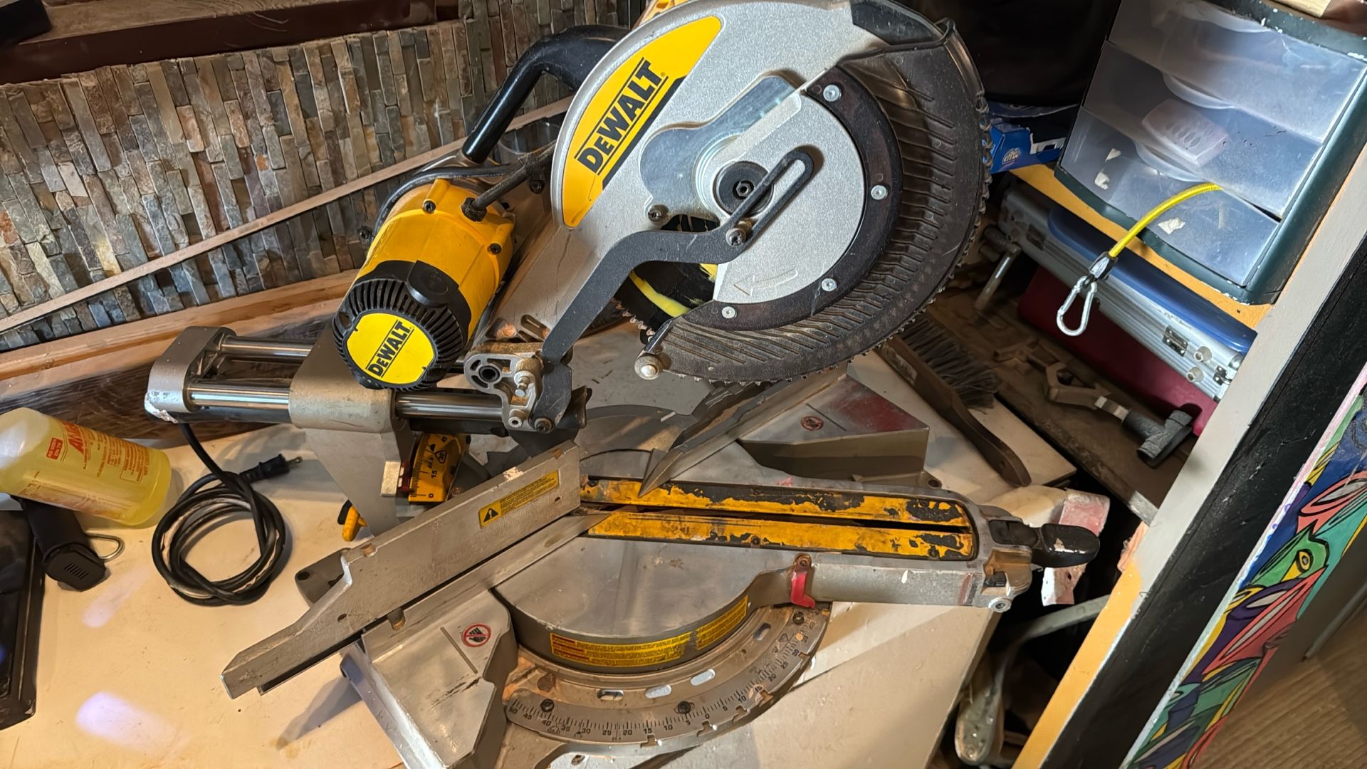 Dewalt Dual Bevel 15amp  Sliding Mitre Saw
