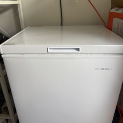 Insignia™ - 5 Cu. Ft. Garage-Ready Chest Freezer - White