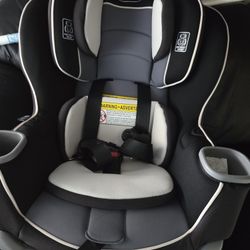 Like-New Graco Extend2Fit Car Seat [No Accident]