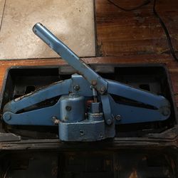 Scissor hydraulic jack