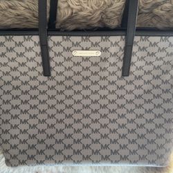   Authentic Michael Kors Emry Logo Signature Please see all pictures (cash & pick up only)