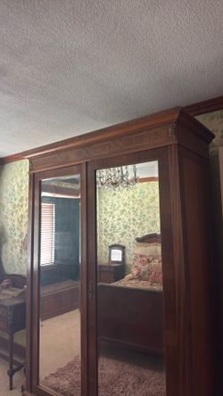 Antic dresser