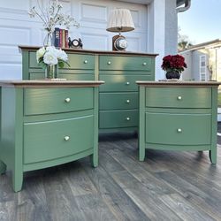 🌺 Newly Refinished Solid Wood Dresser W/Nightstands/ Sage Green / I Can Deliver  