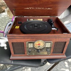 Record Player , Cd Player, Aux, Fm, Bluetooth 