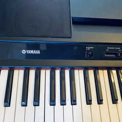 Yamaha YPP-200 88-Key Keyboard Piano With Stand. 