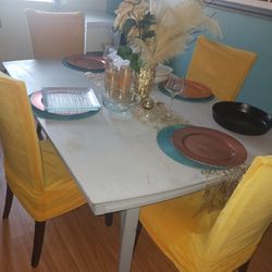 8 Seater Dinnng Table With Ditachable Middle For Smaller Size