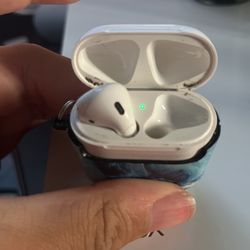 AirPod Case With Single Airpod