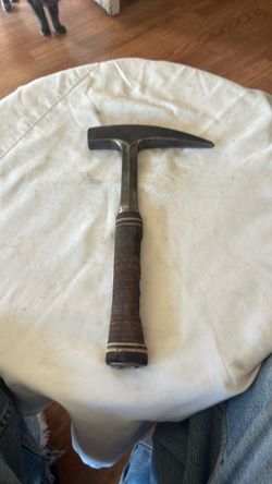 Eastwing 24oz rock hammer handle has little wear but in working condition