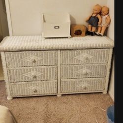 Beautiful White Wicker Dresser..6 Large Drawers Easy Slide In Hardware...Size 54x28..would Go Great In Anyroom...Like NEW!