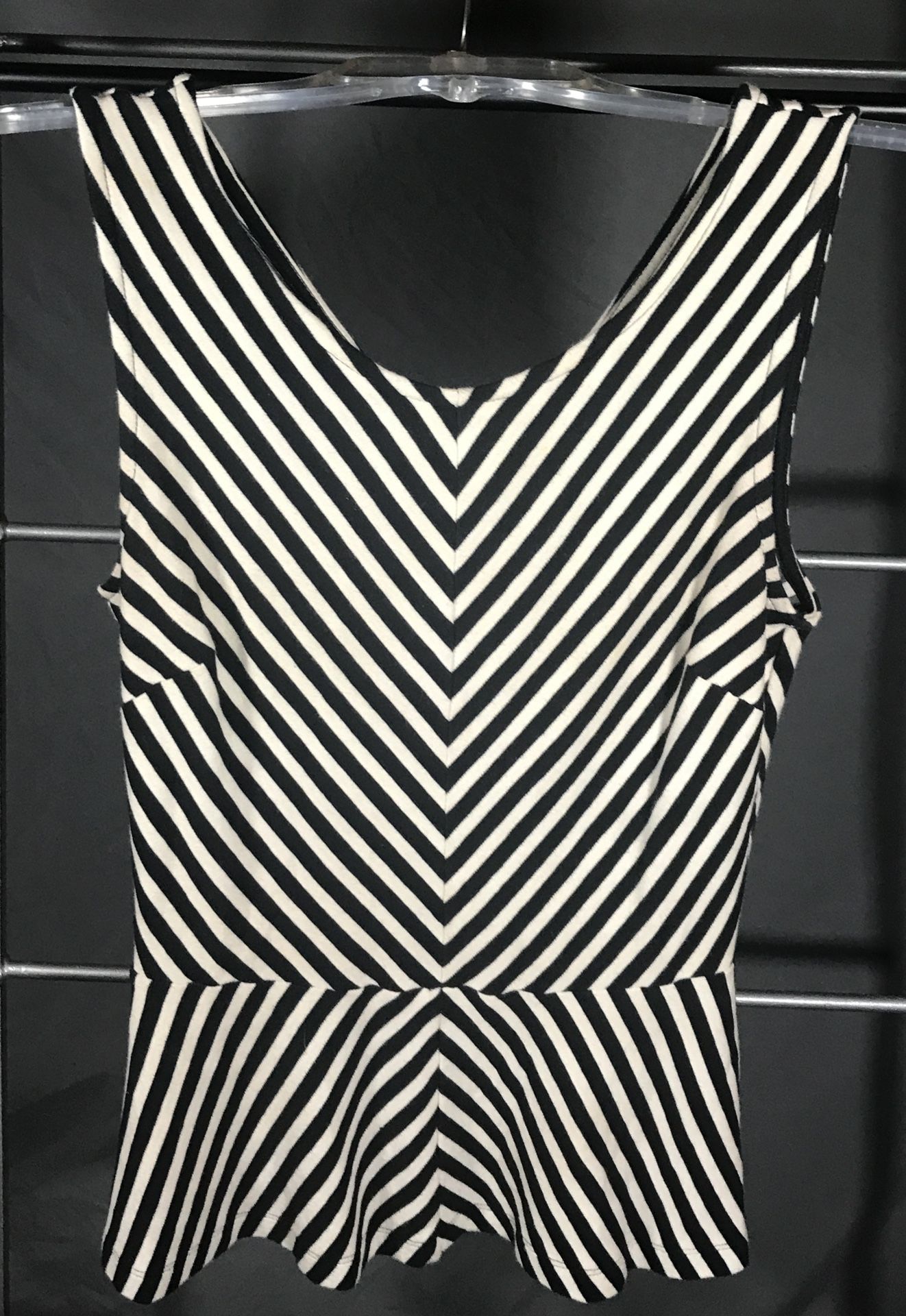 Black  & White V Stripe Banana Republic Top Sz 2