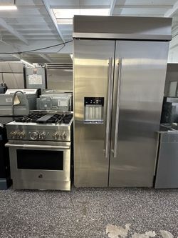 JennAir kitchen Appliance set Stove and Built in Refrigerator