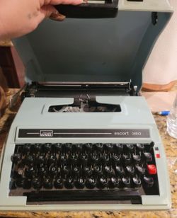 Montgomery Ward Escort 350 Portable Typewriter