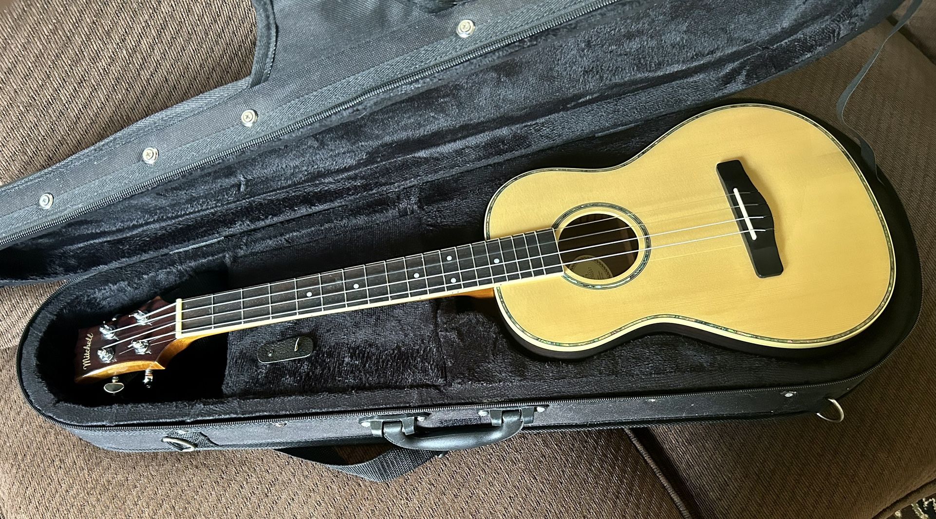 Baritone Ukulele Mitchell MUB-70S/N