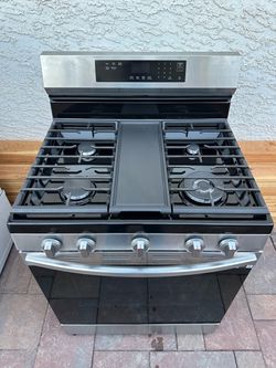 Used-like new Stainless Steel Samsung Stove