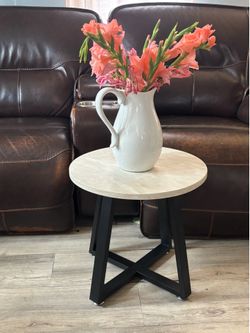 Handstone Cremosa Leather 18” Round Table
