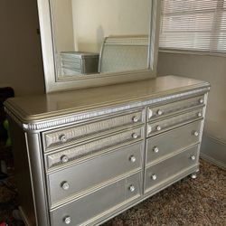Dresser With Mirror
