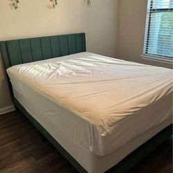 Queen mattress and box spring 