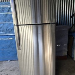 Refrigerador GE 17.5 https://offerup.com/redirect/?o=Q3UuZnQudG9w Freezer. Dimensions  67-3/4 high, 28 Inches wide, 32-1/2 Inches deep. 