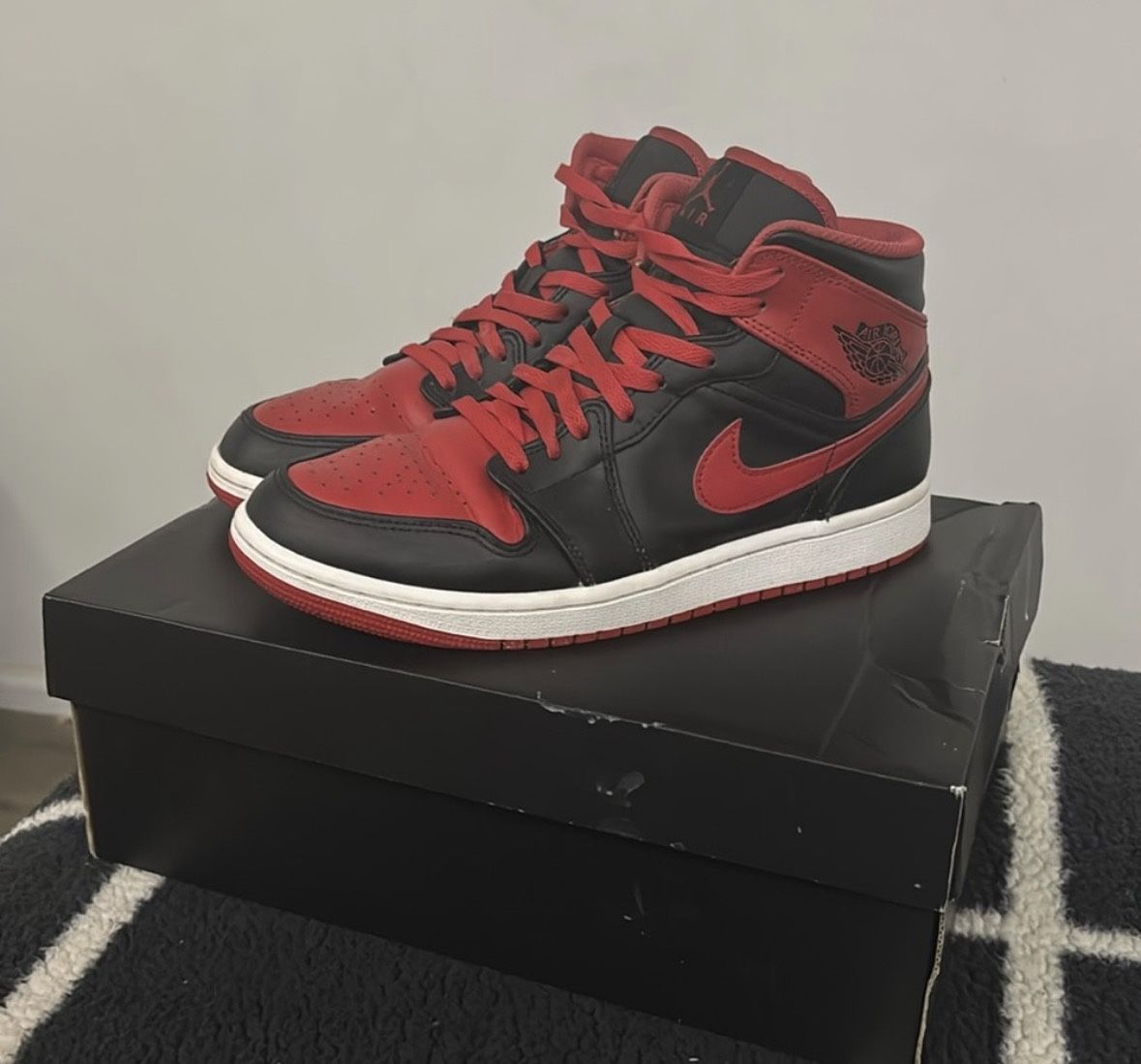Jordan 1s Mid Red Size 9.5