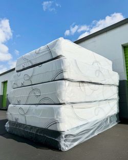 Queen size memory foam gel mattress new