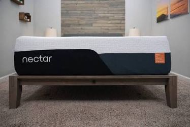 King size mattress. Nectar premier copper Luxe  memory foam hybrid cooling bed Retails for 2459 Plus tax 75% off  Like new used less than 60 days Clea