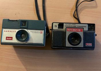 A set of 2 vintage film cameras.