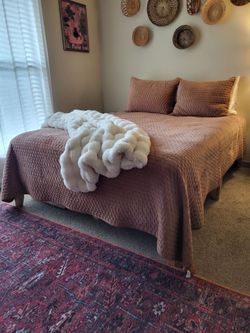 Beautiful Queen bed & mattress