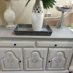 CUTE BUFFET OR TV STAND AT PICKY PINCHERS 3643 5TH AVE N ST PETE OPEN TODAY NOON TO 6 FREE DELIVERY