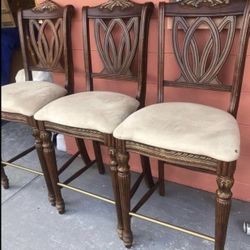 3 matching bar stools  Pealing around  Need some clean up  Comes from storage unit  $50