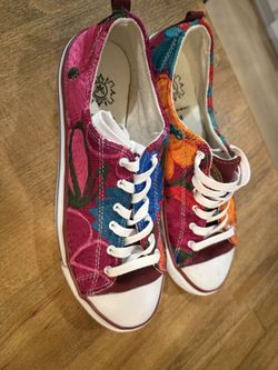 Chucks shoes arte mexicano size 9 women