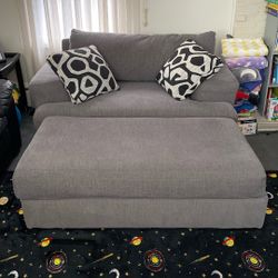 Oversize Chair And Ottomans With Two Decorative Oillows