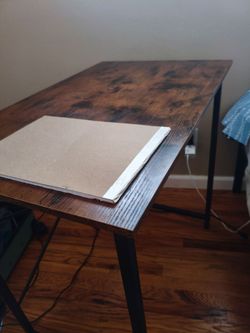 Desk table (3 months use) (available starting September 19)